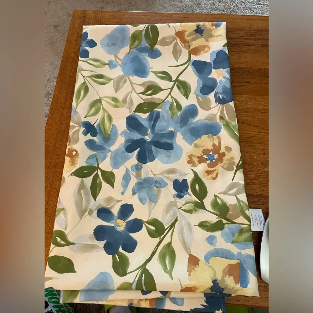 J, Queen New York Floral Patterned tablecloth 100’ x 60” rectangular